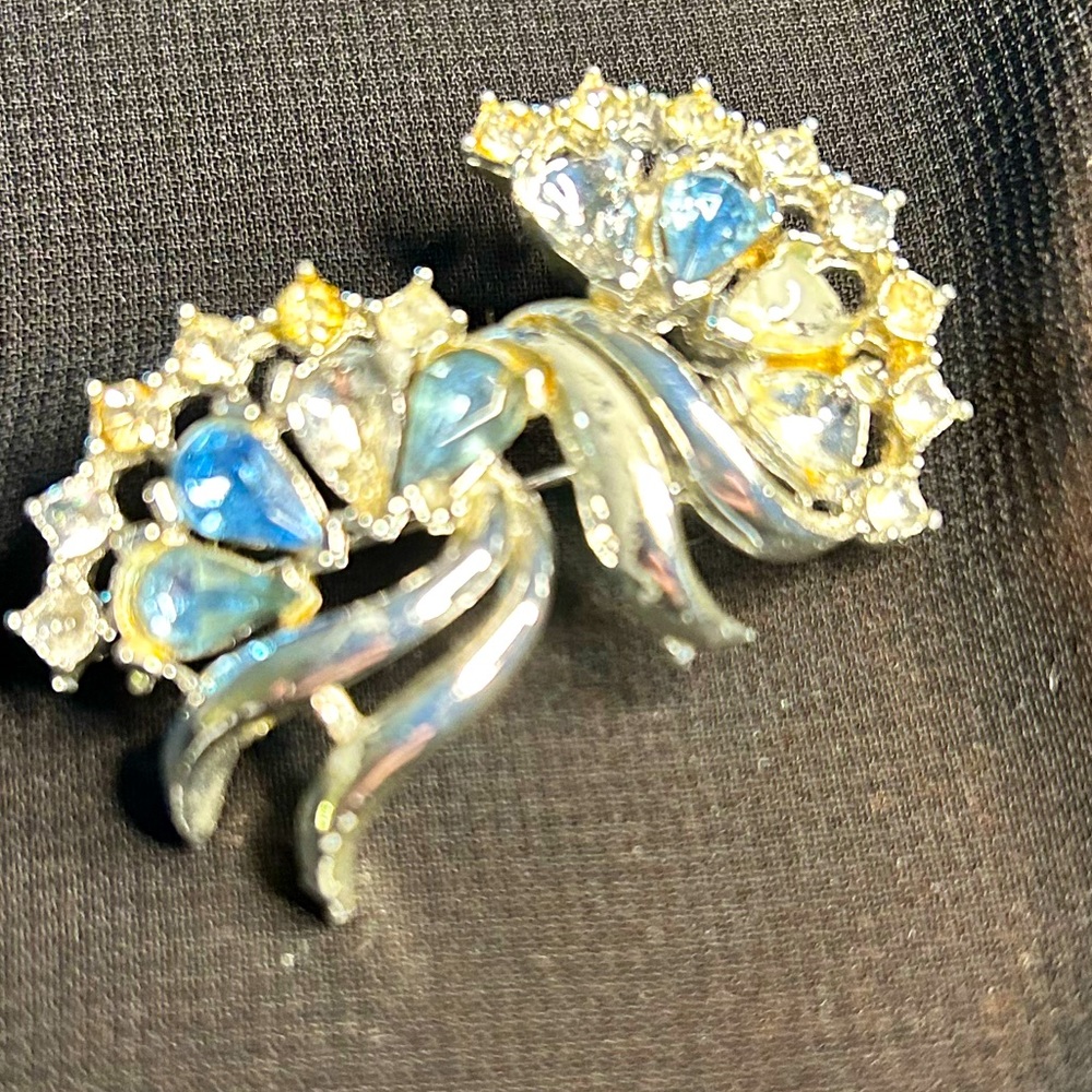 VTG Silver Tone Metal and Rhinestone brooch. AS IS, missing stones